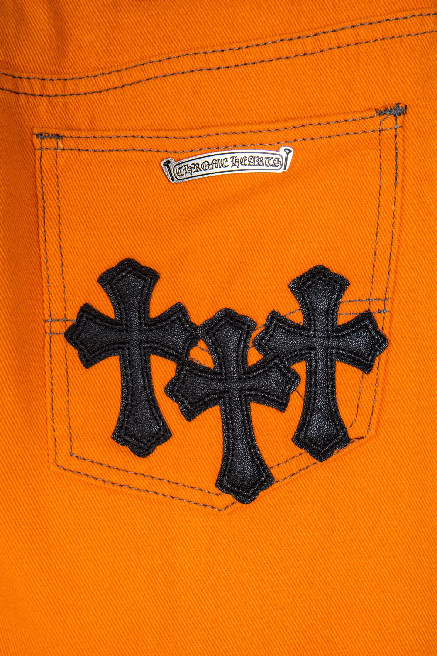 P260 top version Chrome Hearts Orange Cow King patch leather flared jeans 🌞It can be called the most summery style of Chrome Hearts. The vibrant orange is the unique and passionate color of summer. Wearing it, it seems to bring sunshine and dazzling dazzling.  These pants are modified based on Levi's genuine American-made 90 second-hand soleplates, and the quality is guaranteed. The sterling silver hardware accessories are full of texture and reflect fine light as the body moves, giving it a high-end feel. The lambskin leather craftsmanship is exquisite, the soft leather collides with the tough denim, and the design is full of sense.  The bell-bottom style is retro and fashionable. It not only modifies the shape of the legs, but also makes you walk with wind and full aura. Whether paired with a simple white T-shirt or a personalized short top, you can easily create an exclusive trendy look.  🔶The unique orange color stands out among the crowd of jeans and easily becomes the focus of your outfit.  Size covers M-XXL (corresponding to sizes 30-36),